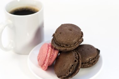 kahve macaroons beyaz zemin üzerine pembe ve kahverengi sesi ile