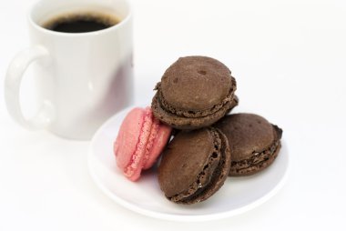 kahve macaroons beyaz zemin üzerine pembe ve kahverengi sesi ile