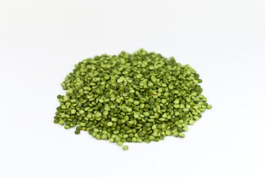 beyaz zemin üzerine yeşil kuru bezelye