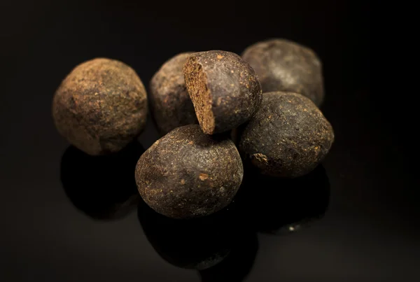 Cacao crudo biologico fatto a mano su fondo nero — Foto Stock