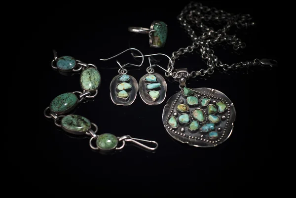 Bijoux en argent et turquoise sur fond noir — Photo