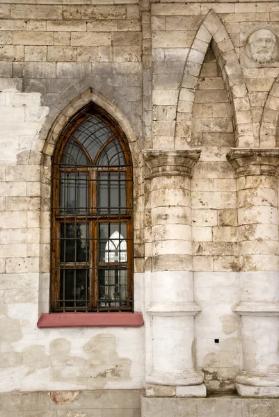 Finestra di vecchia chiesa dell'icona Vladimir della Madre di Dio in Bykovo, regione di Mosca. Russia — Foto Stock