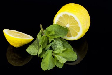 siyah bir zemin üzerine nane ve limon