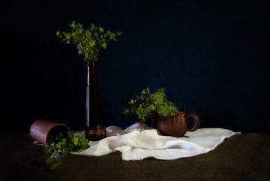 küçük mavi çiçekli natürmort