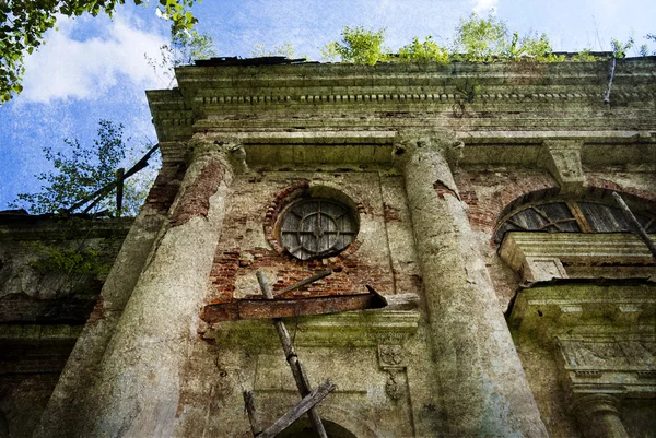 Igreja de Kazan Theotokos abandonada em Yaropolec, Rússia — Fotografia de Stock