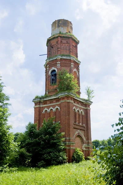 Torre de sino abandonada em Yaropolec, Rússia — Fotografia de Stock