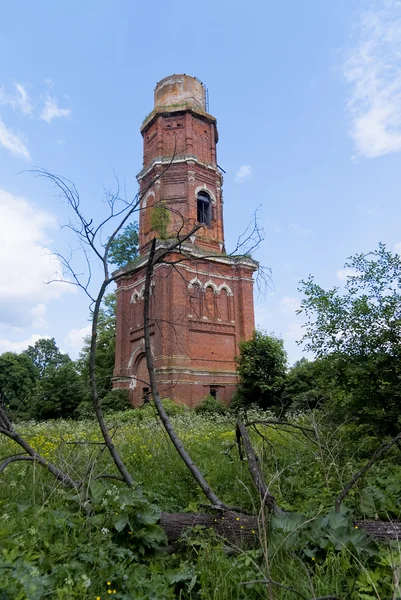 Torre de sino abandonada em Yaropolec, Rússia — Fotografia de Stock