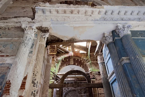 Terk edilmiş kazan theotokos kilisede yaropolec, Rusya Federasyonu — Stok fotoğraf