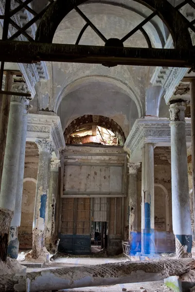 在 yaropolec，俄罗斯废弃的喀山圣母教堂 — 图库照片