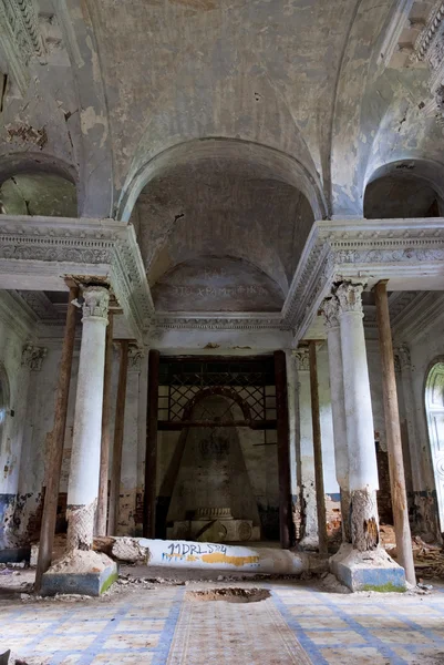 在 yaropolec，俄罗斯废弃的喀山圣母教堂 — 图库照片