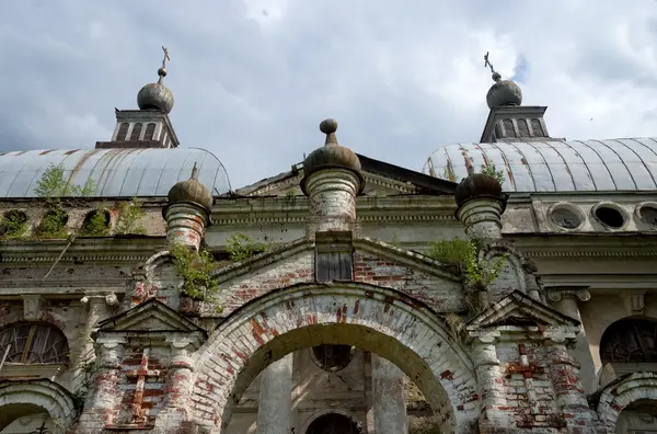 Chiesa di Kazan Theotokos abbandonata a Yaropolec, Russia — Foto Stock