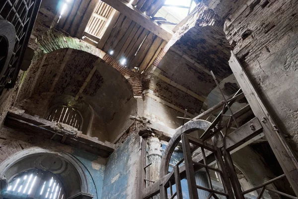 Terk edilmiş kazan theotokos kilisede yaropolec, Rusya Federasyonu Stok Resim