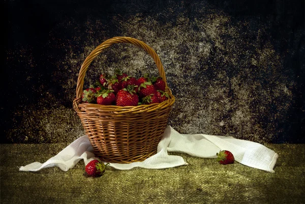 Panier nature morte aux fraises — Photo