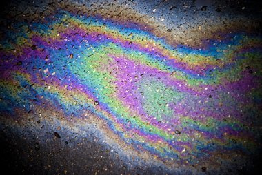 renk desen benzin asfalt üzerinde