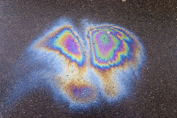 Patrón de color abstracto en el asfalto de la gasolina Imagen de archivo