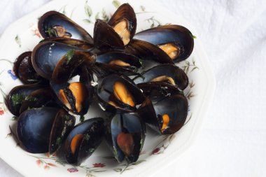 sarmısak ve maydanoz ile haşlanmış midye grubu