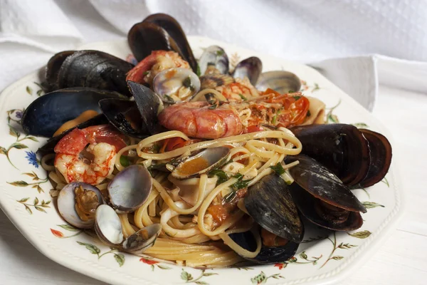 Pasta with fresh mollusk — Stock Photo, Image