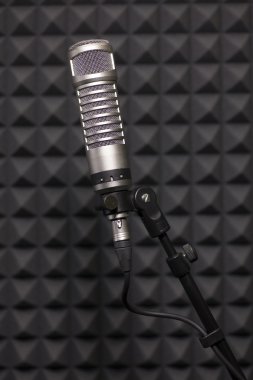 Kayıt stüdyosunda yoğunlaştırıcı mikrofon