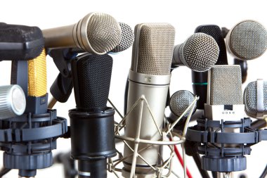 birkaç tür mikrofonlar beyaz üzerine toplantı konferans