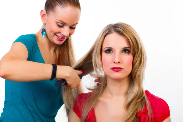 Beautiful young woman gets a hairdo — Stock Photo, Image