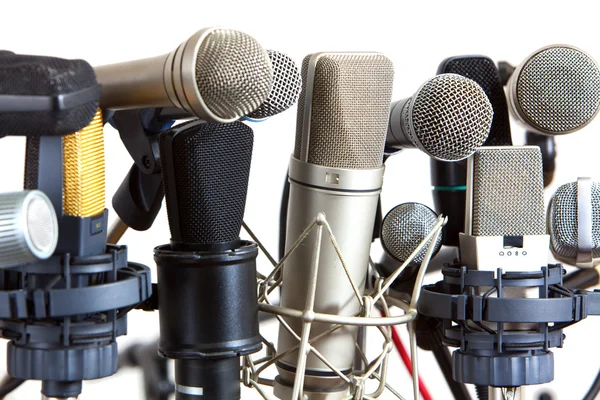 Verschillende soort conferentie bijeen microfoons op wit — Stockfoto