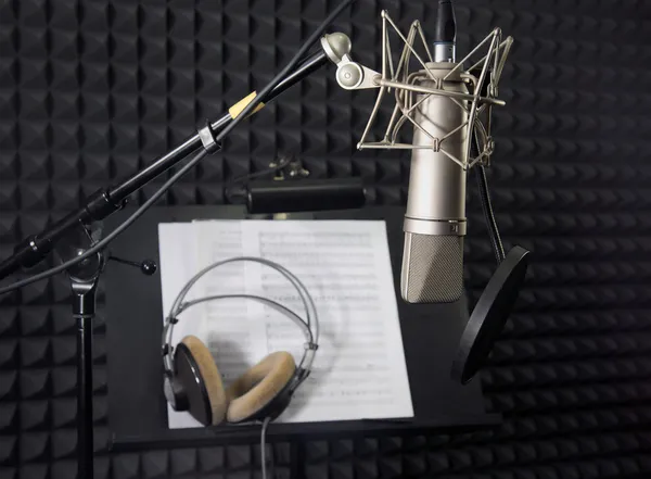 Micrófono de condensador en la sala de grabación vocal — Foto de Stock