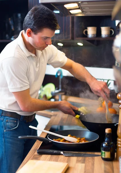 Jonge knappe man voorbereiding lunch Stockfoto