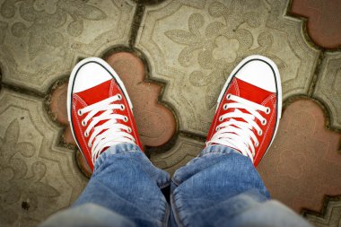 spor ayakkabı, kot pantolon