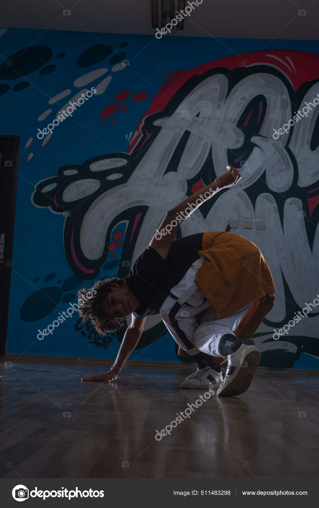 Jeune Homme Noir Dansant Style Hip Hop Dans Cadre Urbain — Photo