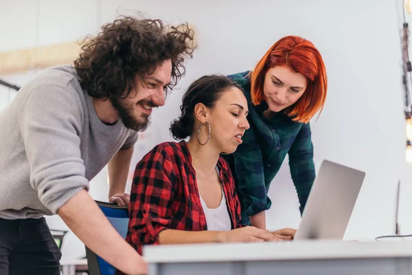 Gruppe Multiethnischer Kollegen Die Sich Gegenseitig Helfen Marketingkonzept Vielethnische Gesellschaft — Stockfoto