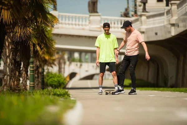 Dois Amigos Masculinos Forma Estão Falando Sobre Skate — Fotografia de Stock
