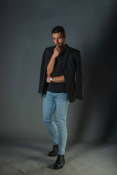 Jovem Moda Comprimento Total Vestindo Blazer Preto Jeans Contra Fundo — Fotografia de Stock