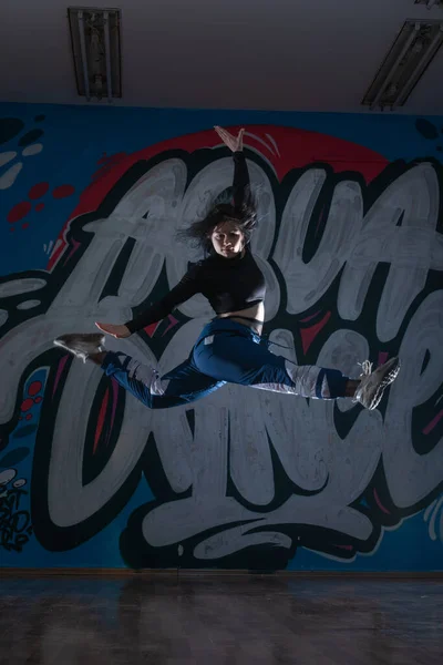 Kobieta Tancerka Activewear Kucki Podłodze Nowoczesnego Studia Tańca Patrząc Ciebie — Zdjęcie stockowe
