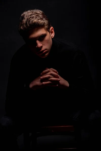 Портрет Молодого Привабливого Чоловіка Одягненого Чорну Сорочку Довгим Рукавом Позує — стокове фото