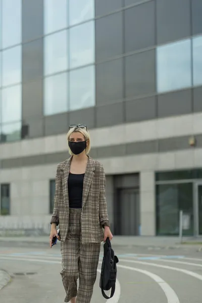 Casual Mulher Negócios Vestida Pensa Sobre Encontro Enquanto Caminha Direção — Fotografia de Stock