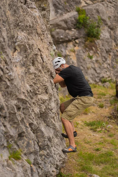 Fit Beau Gars Essaie Grimper Sans Équipement Sur Lui — Photo