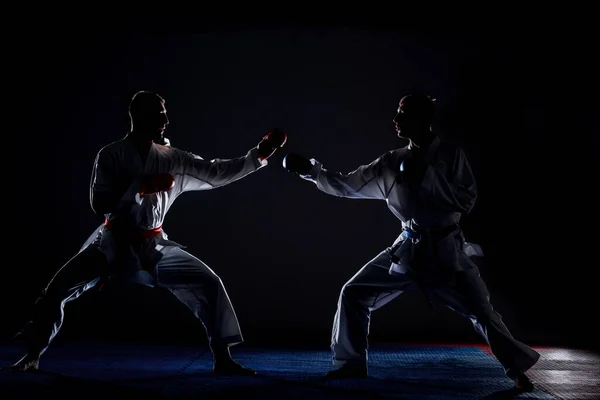 Karate Harcművészet Harcosok Gyakorló Karate Elszigetelt Sötét Háttérrel — Stock Fotó