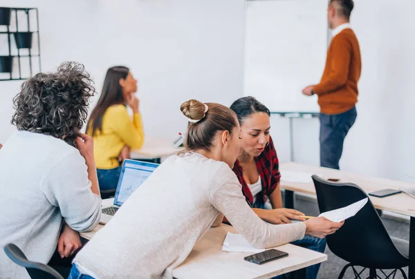 Grupo Jóvenes Diversos Reunieron Debate Trabajo — Foto de Stock