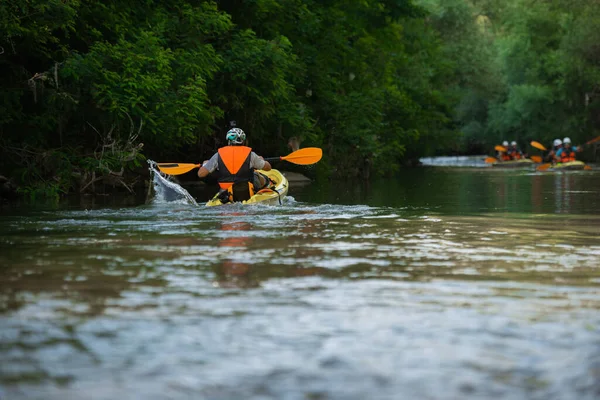 Fit Sênior Saudável Canoagem Para Seus Amigos Enquanto Eles Estão — Fotografia de Stock