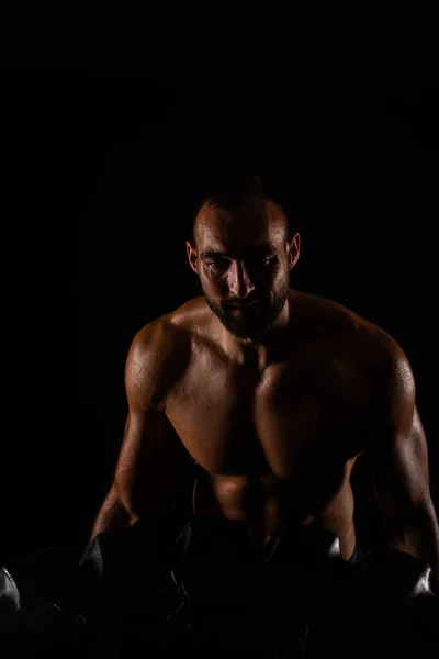 Chico Guapo Topless Levantando Neumático Entrenamiento Grande Mientras Que Pone —  Fotos de Stock