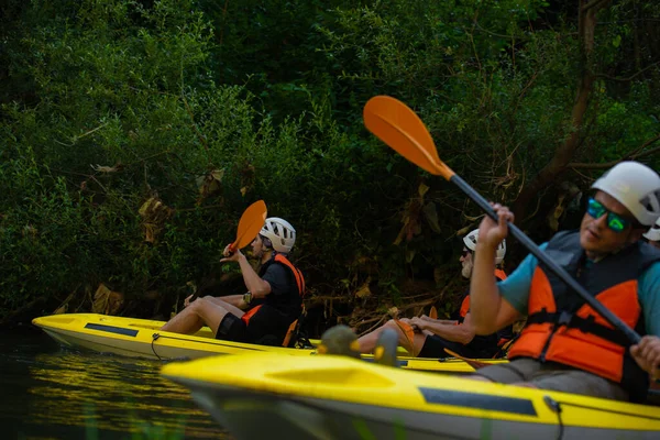 Dos Pares Kayakistas Adultos Mayores Jóvenes Están Haciendo Kayak Juntos —  Fotos de Stock