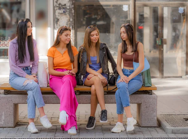 Quatro Meninas Casualmente Vestidas Bonitas Estão Descansando Banco Compras — Fotografia de Stock