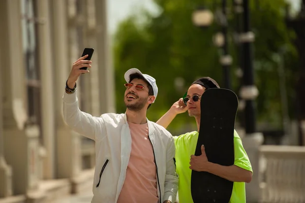 Två Manliga Vänner Tar Selfies Tillsammans — Stockfoto