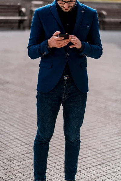 Geschäftsmann Blauen Anzug Bei Einer Videokonferenz Auf Dem Smartphone — Stockfoto