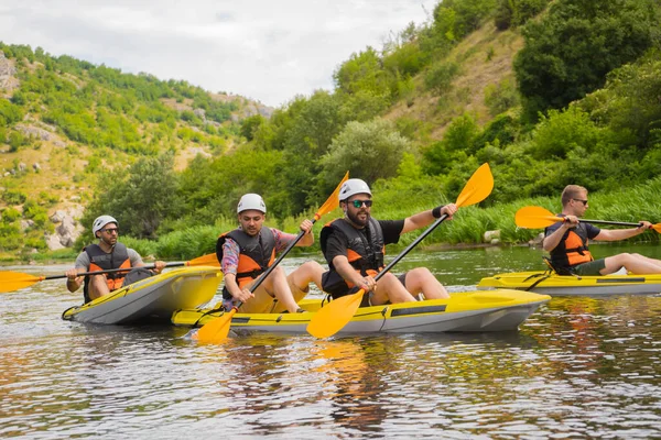 Paires Kayakistes Commencent Par Leur Kayak Ensemble — Photo
