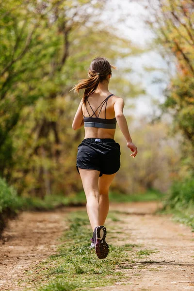 フィット女性ジョギングランニングカーディオワークアウトに焦点を当てた女性ランナー持久力トレーニング — ストック写真