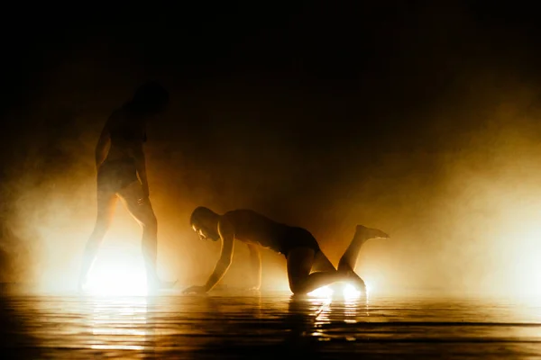 Coppia Ballerini Contemporanei Che Praticano Una Routine Danza — Foto Stock