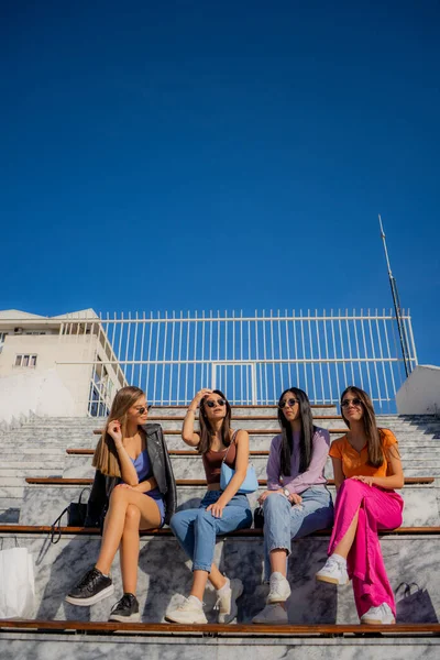 Čtyři Dívky Sedí Užívají Slunce Zatímco Mluví Upravují Vlasy — Stock fotografie