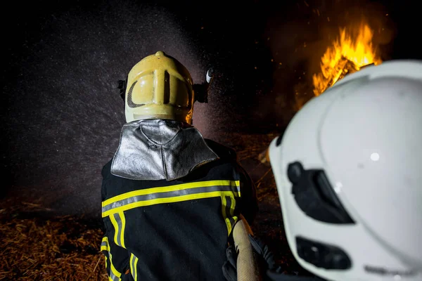 Bomberos Equipados Con Equipo Protección Durante Una Operación Lucha Contra —  Fotos de Stock