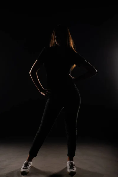 Silhouette Beautifula Attraente Giovane Ragazza Posa Mentre Vestito Casual — Foto Stock